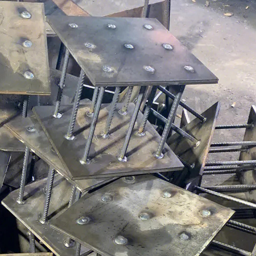 在确定阿坝预埋件位置时，需要考虑以下几点